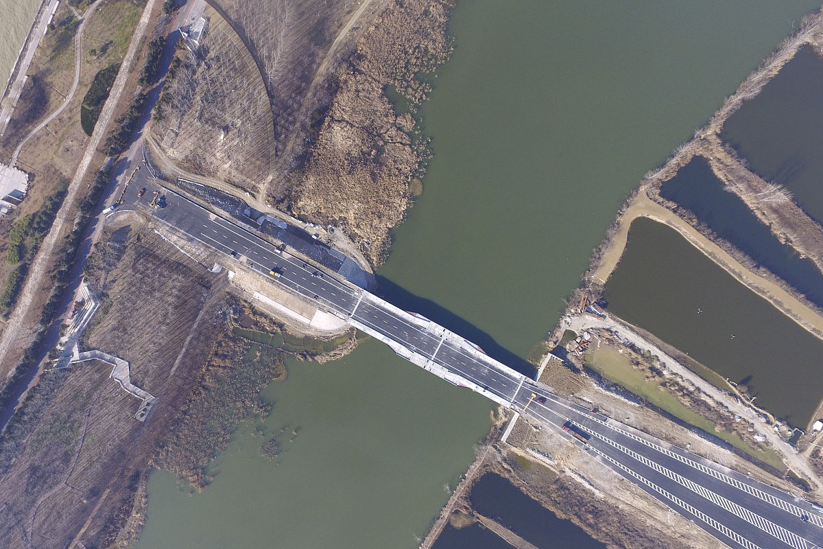 帮我用汉字写一篇6000字左右的关于长江中游芦家河水道近期航道演变分析及航道维护疏浚对策的研究论文注意芦家河水道位于长江中游湖北省枝江段相关信息请联网查询