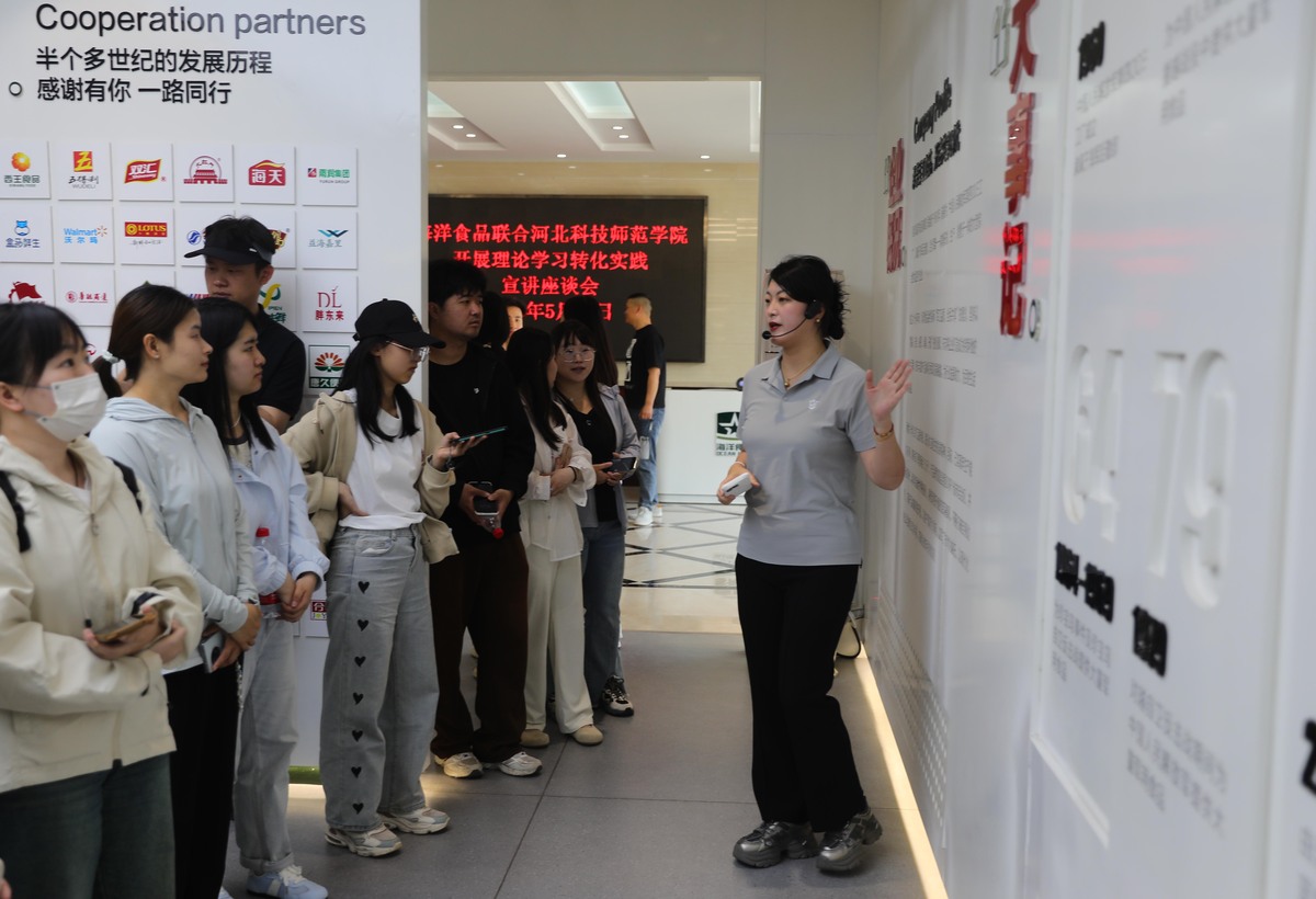 艺术园区的工作人员如何更好的和参观人员沟通增强关系