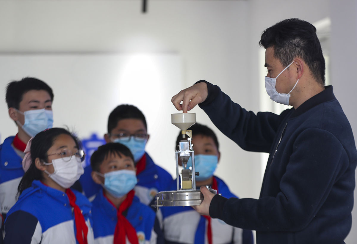 在电力系统稳态功率特性实验中请简述通过调节励磁电压改变机端电压及输出无功功率的原理