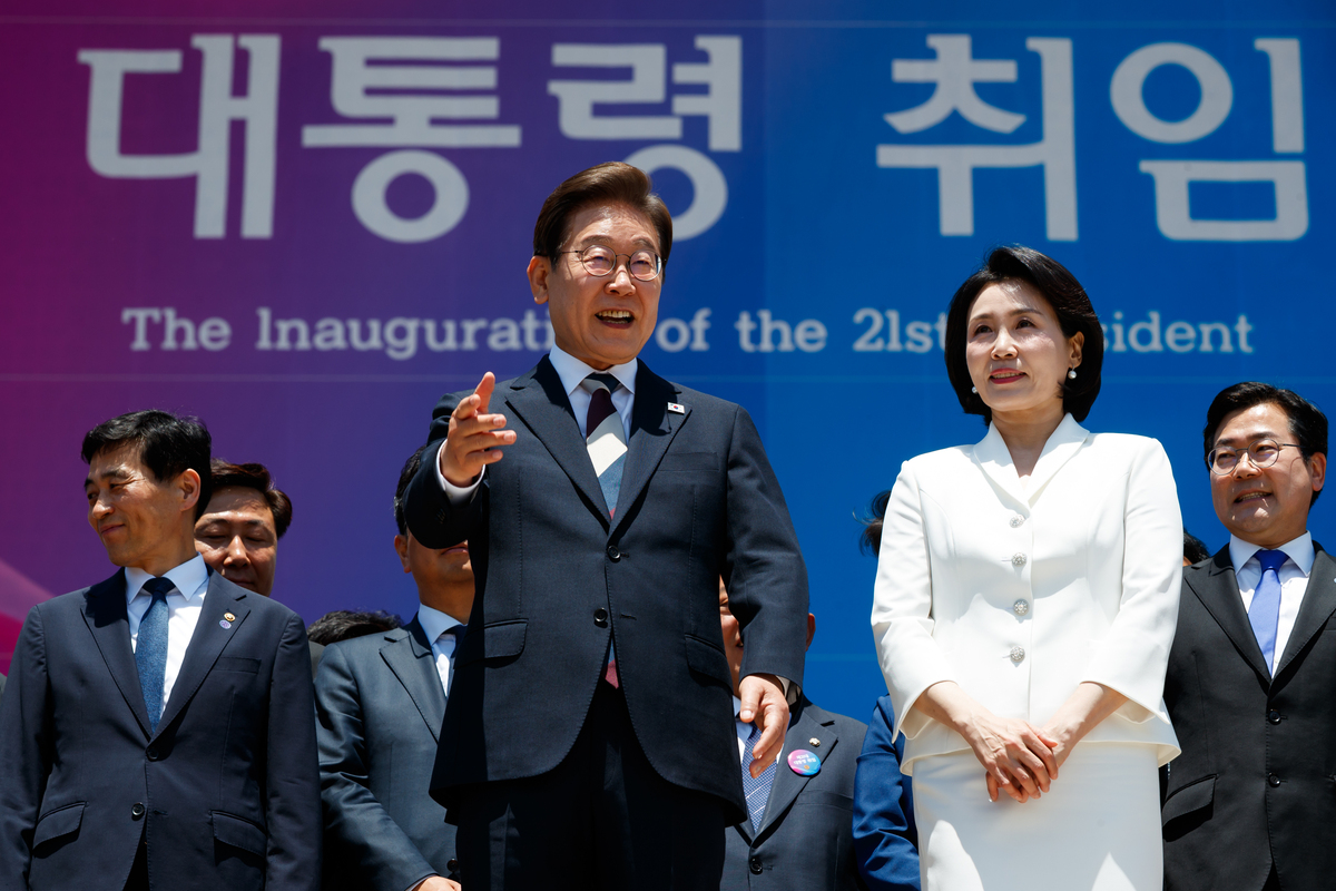 结论：韩国总统尹西月近期的一些言行引起了国际社会的关注和争议尤其是在历史问题、台湾问题和对乌克兰的支持等方面的表态引发了俄罗斯和中国等国的不满和反弹。例子：尹西月在接受华盛顿邮报专访时表示不希望日本为100年前的历史下跪道歉这一言论引发了韩国国内舆论的强烈反应。此外他还暗示要向乌克兰输送武器并在台湾问题上表态让中韩关系出现新波折。数据：日本近期公布的小学教科书将被强征的二战劳工描述为被动员参加日本