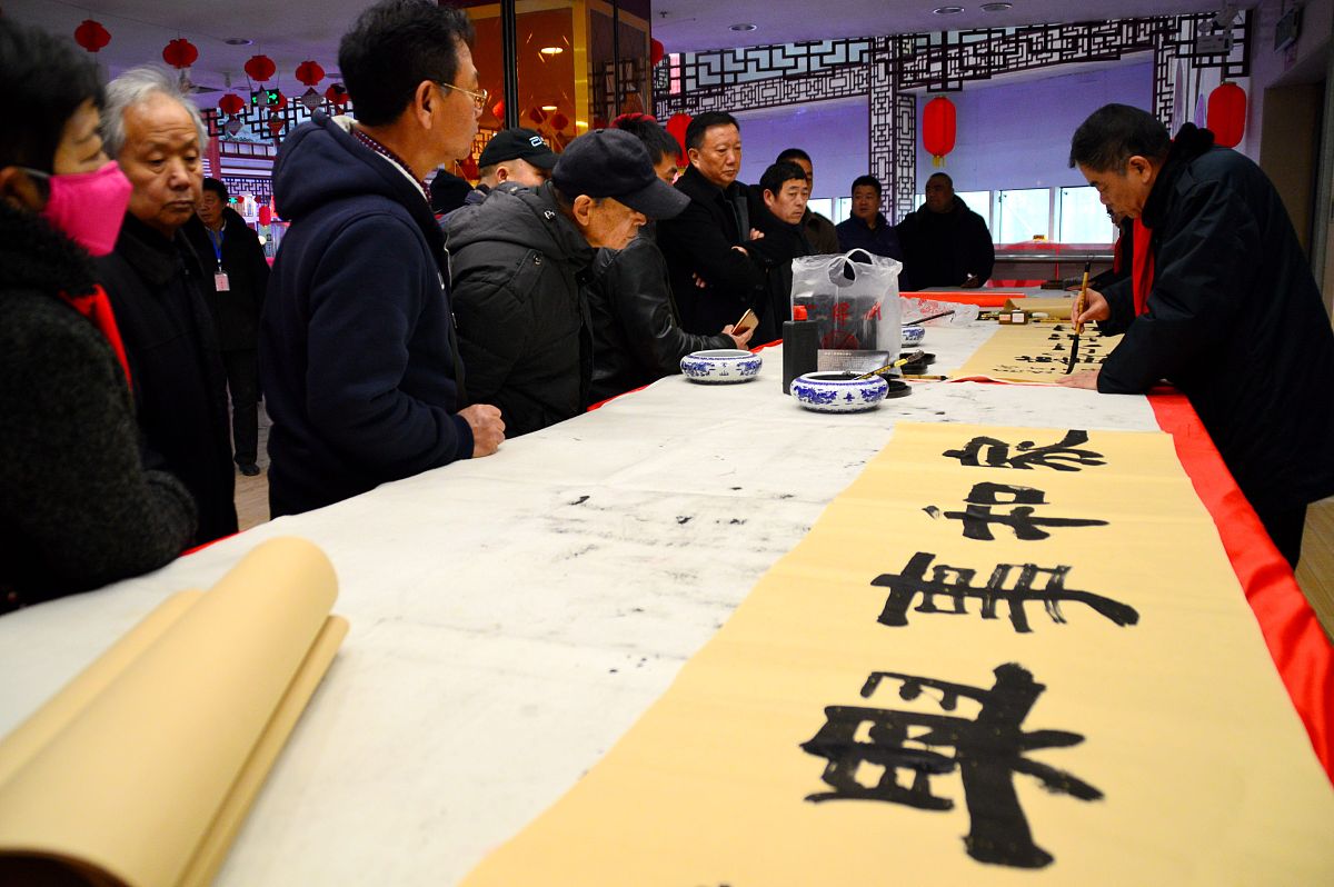 2018年1月3日,河北邯郸,书法家在文化大集上现场挥毫.