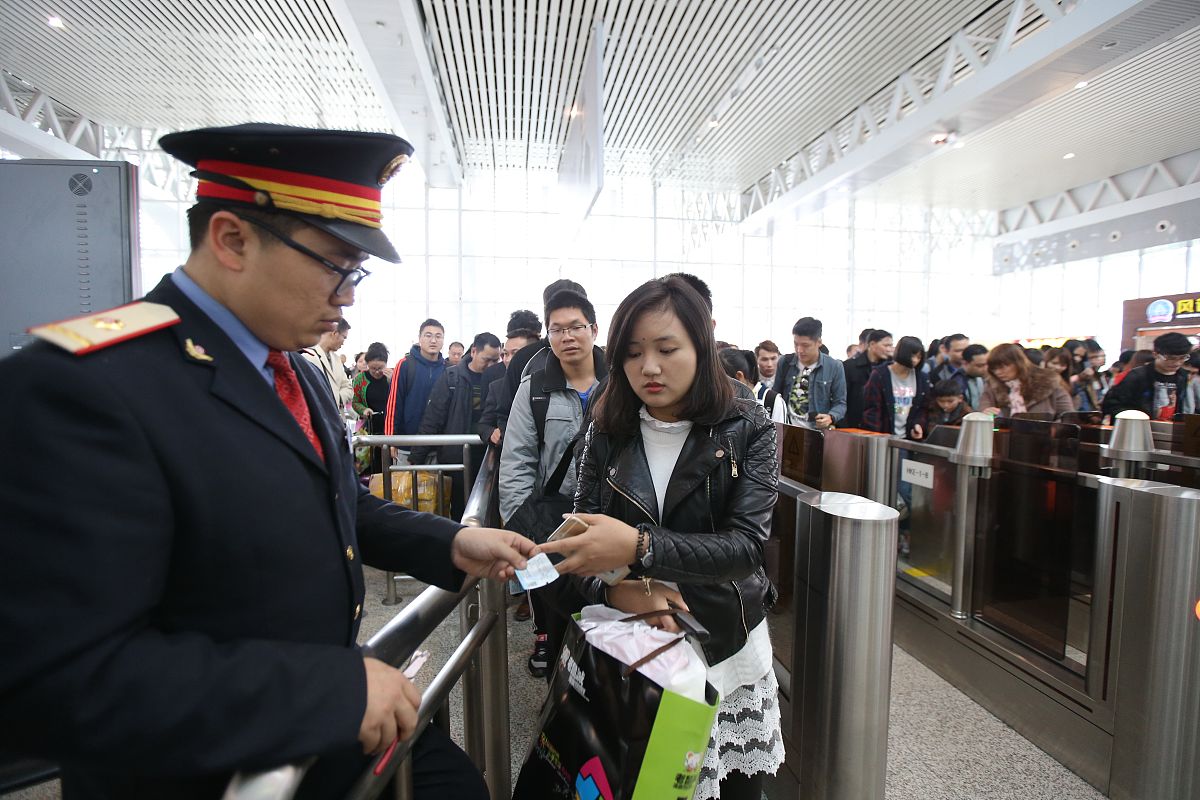 铁路服务仍要改善 乘客买票亦需耐心