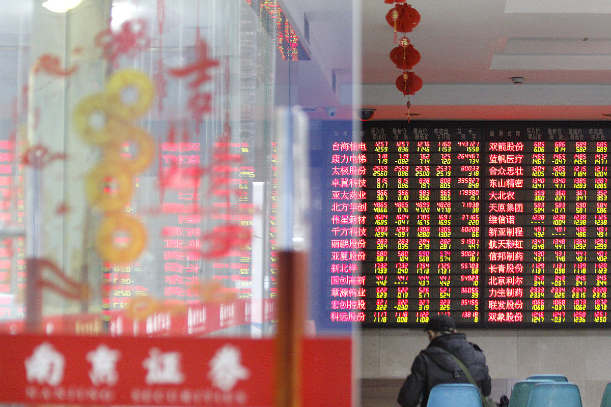 港股节假日休市时间2023;根据香港交易所公布的日历2023年港股节假日休市时间如下：1 元旦：1月1日星期日休市1月2日星期一补假交易所休市。2 春节：2月1日星期三至2月7日星期二休市2月8日星期三起照常交易。3 清明节：4月4日星期二休市照常交易。4 劳动节：5月1日星期一休市照常交易。5 端午节：5月30日星期二休市照常交易。6 中秋节：9月28日星期四休市照常交易。7 国庆节：10月1日