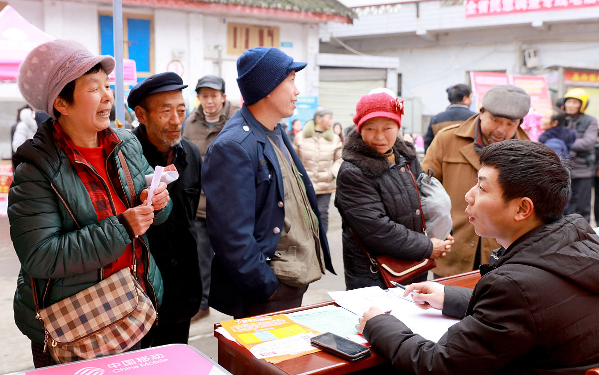 雇佣贫困户养殖员，助推村民增收致富