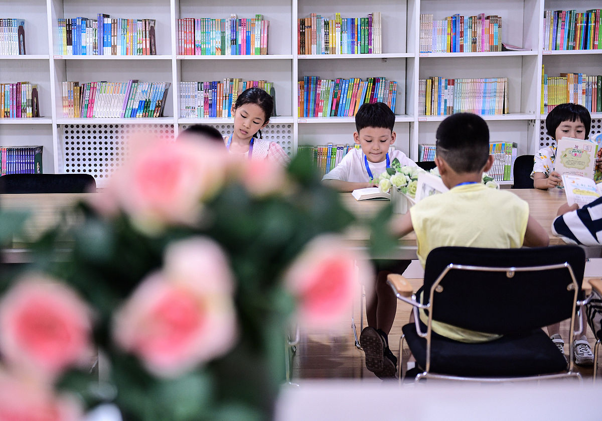 2021年7月23日,沈阳勋望小学,托管班的小朋友在上课.