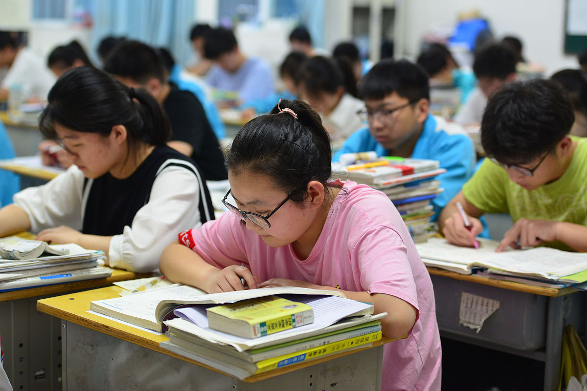 2021年6月3日晚,在安徽省阜阳市第二中学,报名参加高考的学生在上晚自