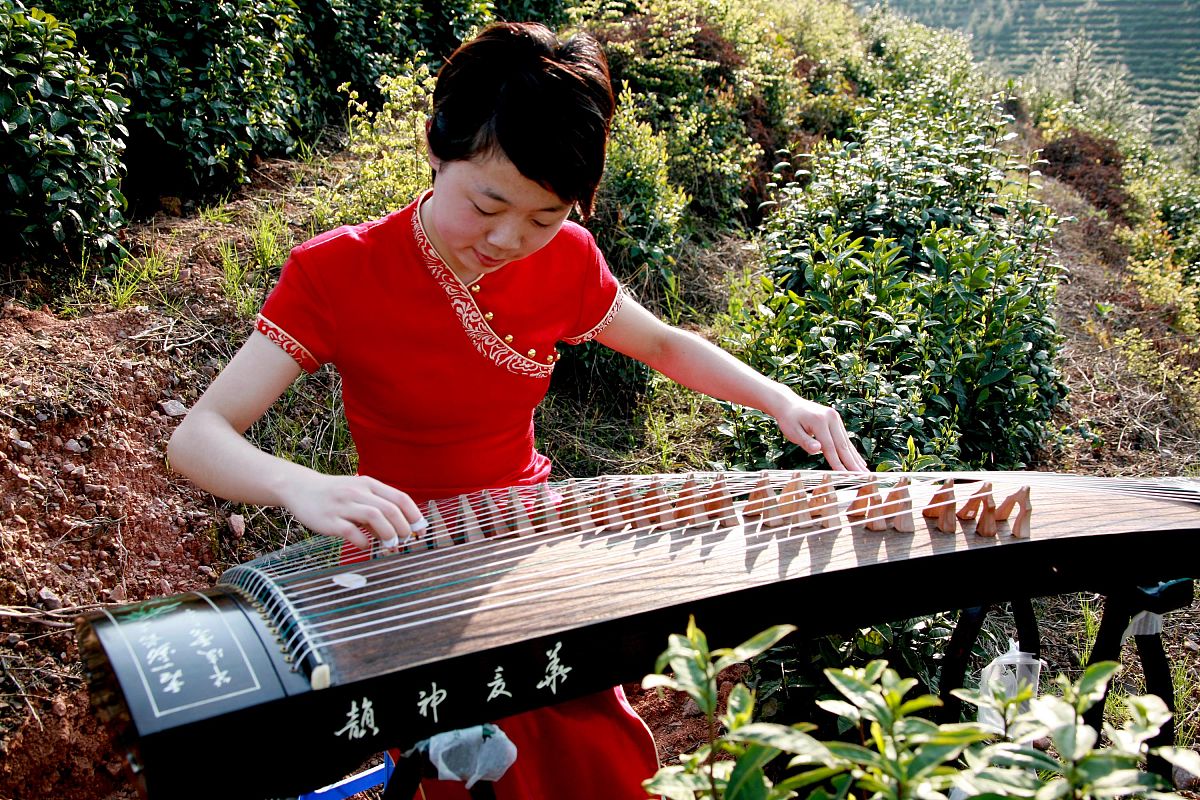 恒家祖孙的声音虽然很小但是我听得一清二楚。我听着他们在我身后大放厥词心中不禁好笑：恒海纳我还以为你是一个聪明的人。没想到的是你竟然如此糊涂！我既然将你的武器还给你证明我也是有底气和后续的应对手段的！不然我也不会将你的武器还给你了。可笑的是你竟然不自知还以为我很好对付。还有恒老夫人和恒百驰我一直在给你们留面子！你们的无耻和狠毒远远超过了我的想象！青瑶如果嫁入了你们家一定会生不如死。我昨日已经警告过恒