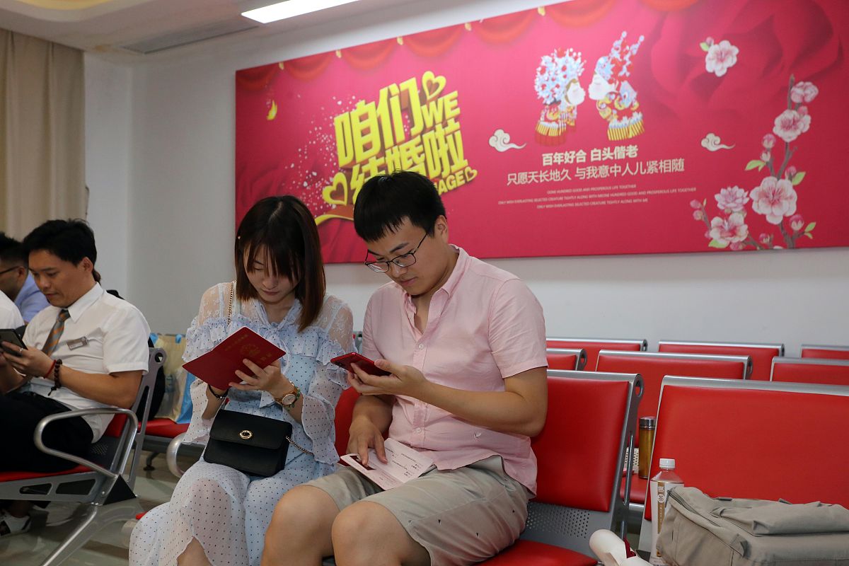 巾帼电商培训班圆满落幕！直播PK燃爆全场，篝火晚会精彩纷呈