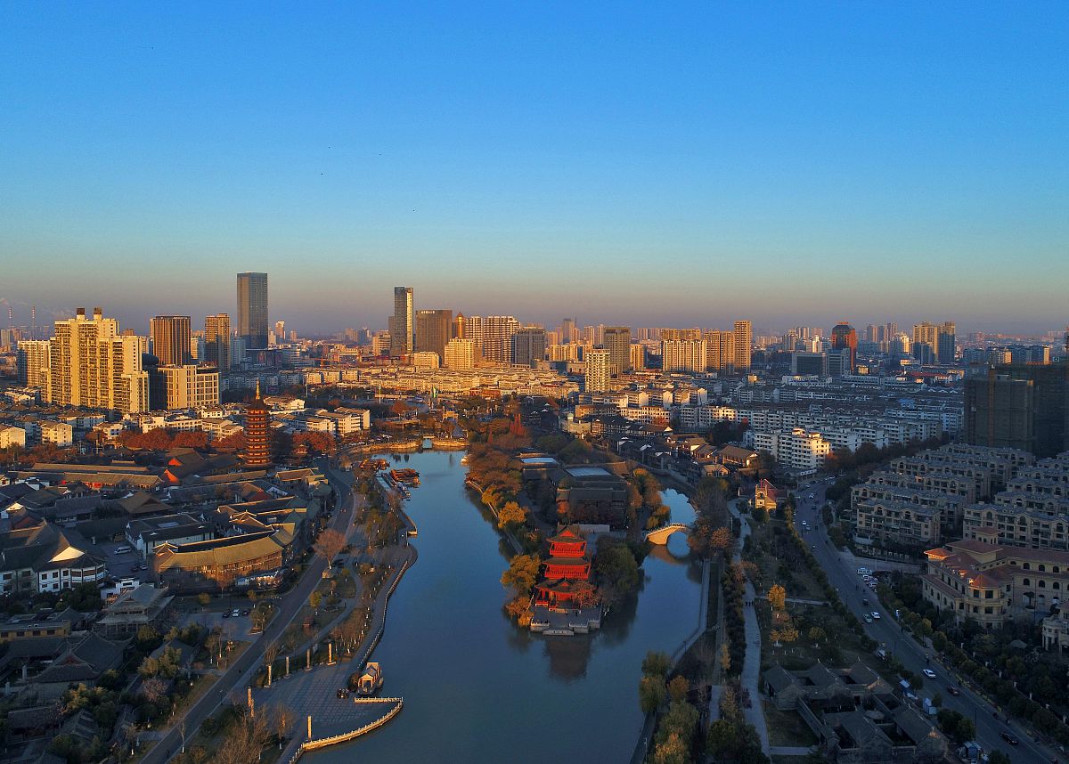 2017年12月8日晨7时许,江苏省淮安市里运河畔,航拍城市建筑和景观在晨