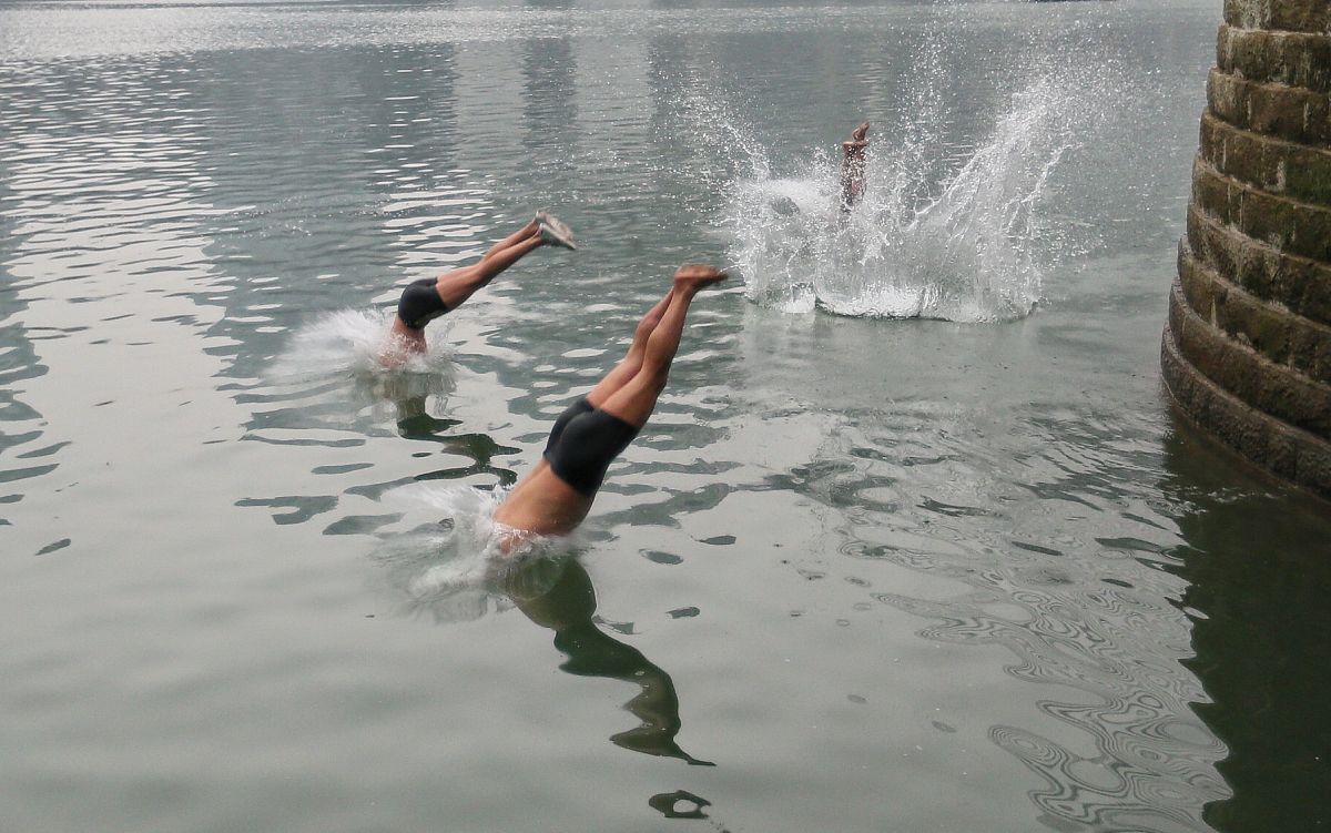 天津跳水大爷爆火原因：媒体曝光、独特表演、年龄对比和正能量