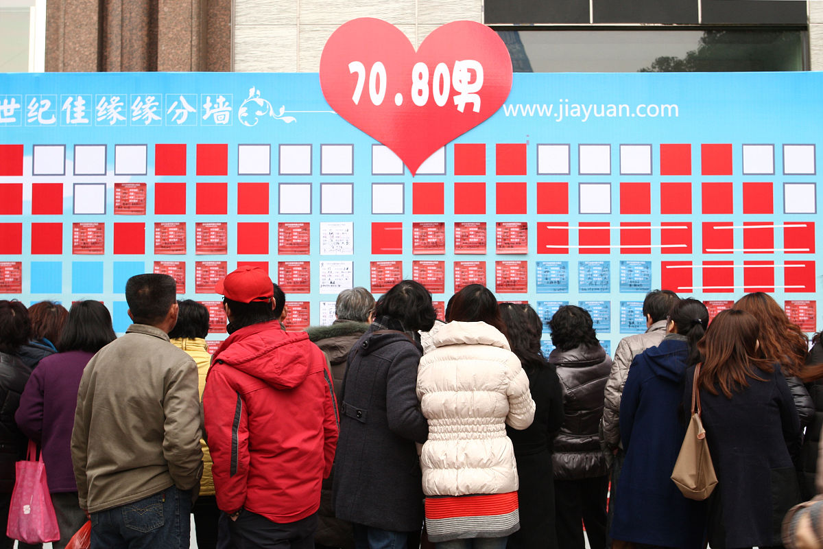 2012年03月08日,上海,当天是"三八"妇女节,新世界城门口别出心裁地搭