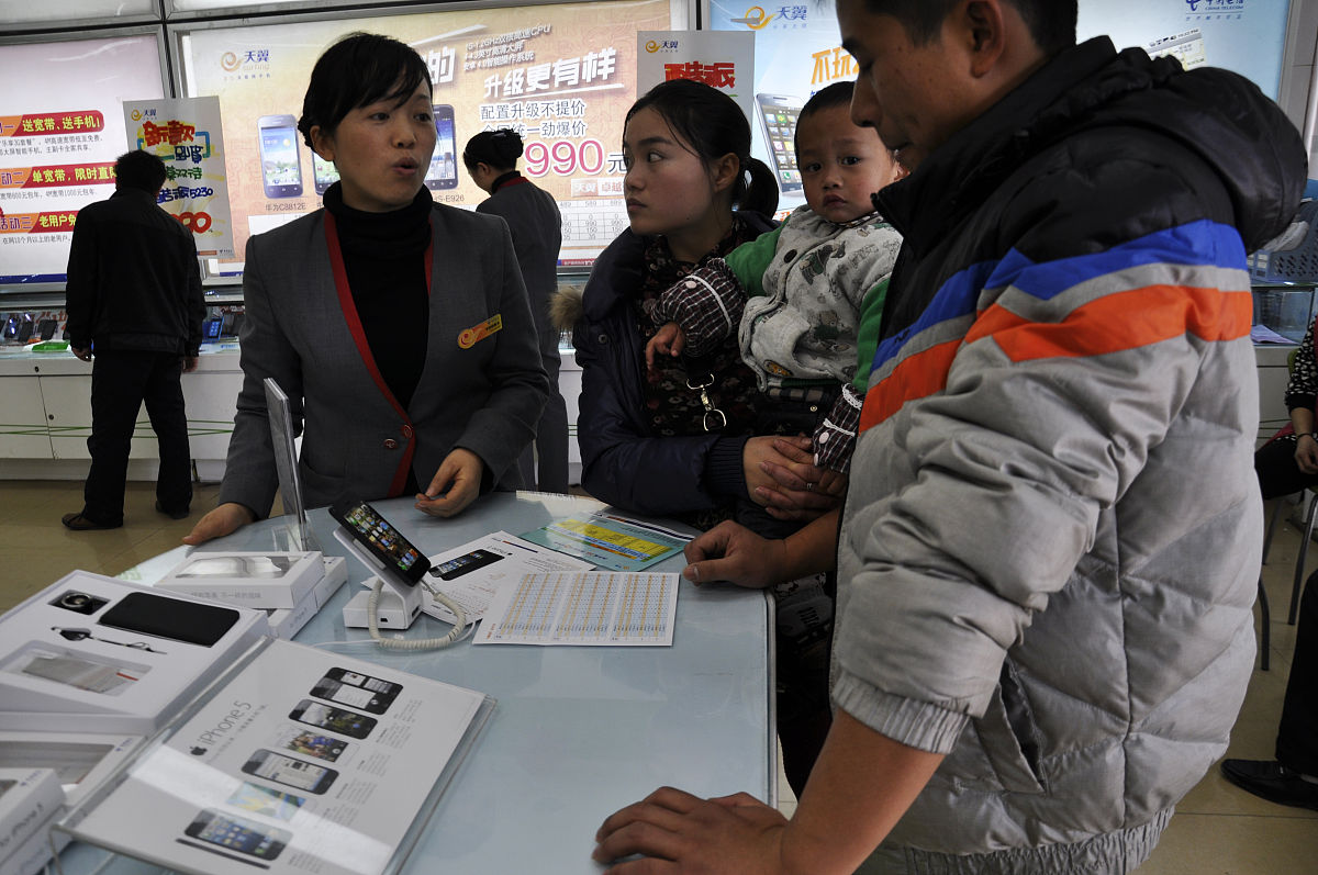 帮我写2000字的实践报告暑期在中国移动公司担任业务员一职