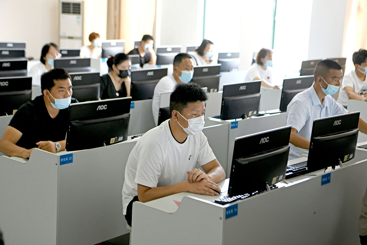 Internet技术的发展使得考试的技术手段和载体发生了革命性的变化Internet的开放性、分布性的特点和基于Internet的巨大的计算能力使得考试突 破了时间和空间的限制。与传统考试模式相比在线考试具有无可比拟的优越性 它可以将传统考试过程中的试卷组织、审定印制、传送收集、登记发放、评判归档 各个环节缩小到一至两个环节几乎屏蔽了所有人工直接干预考试活动的可能性 不但能够节约大量的时日、人力、