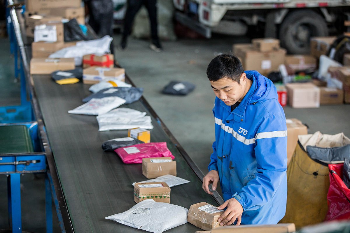 快递员月收入多少？揭秘快递小哥收入真相！