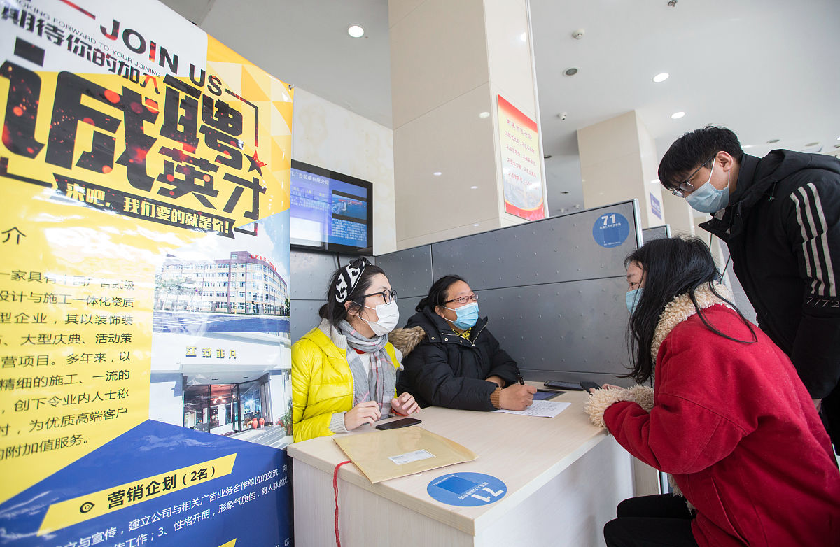 新冠疫情下大学生人格特质、社会支持与应激反应的关系 五人格量表简化版NEO-FFI-S是评估个体五大人格特质的常用工具包括神经质、外向性、开放性、宜人性和尽责性。社会支持则包括情感支持、信息支持和实质支持。应激反应则包括焦虑、抑郁和创伤后应激障碍等。研究发现神经质和开放性与应激反应呈正相关而外向性、宜人性和尽责性与应激反应呈负相关。社会支持对应激反应具有缓解作用尤其是情感支持和实质支持。因此在疫