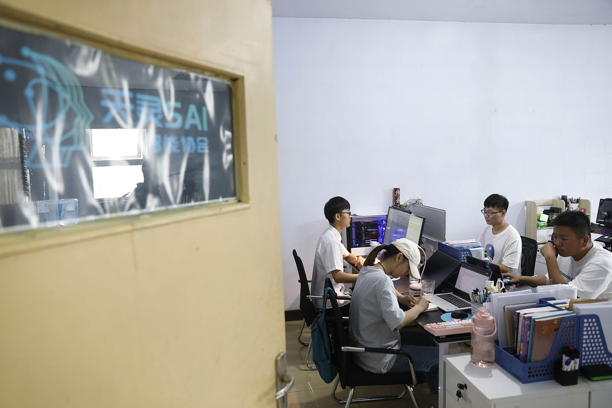 关于保持办公电话通畅的通知：近期学校接到学生及家长多次反馈部分单位办公电话无法拨通或无人接听。保持办公电话线路畅通确保及时接听电话办公电话有问题的向后勤处报修。将以上通知改得更丰富和书面。