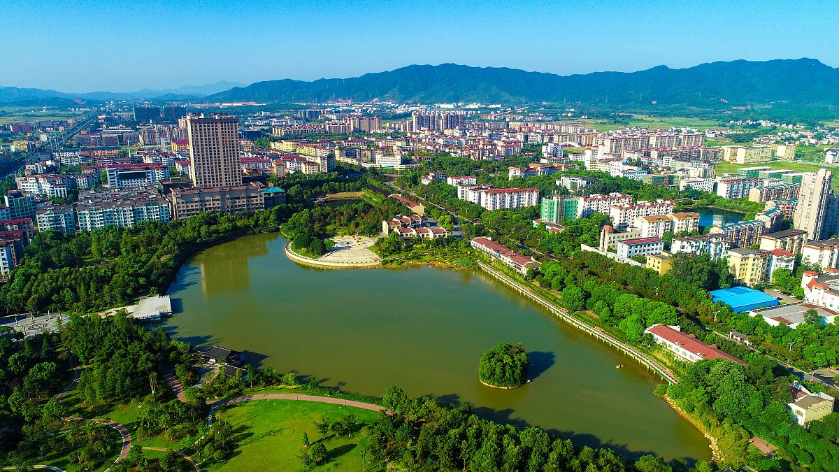 2019年7月24日,无人机航拍下的江西省吉安市峡江县城,城在林中,林在城