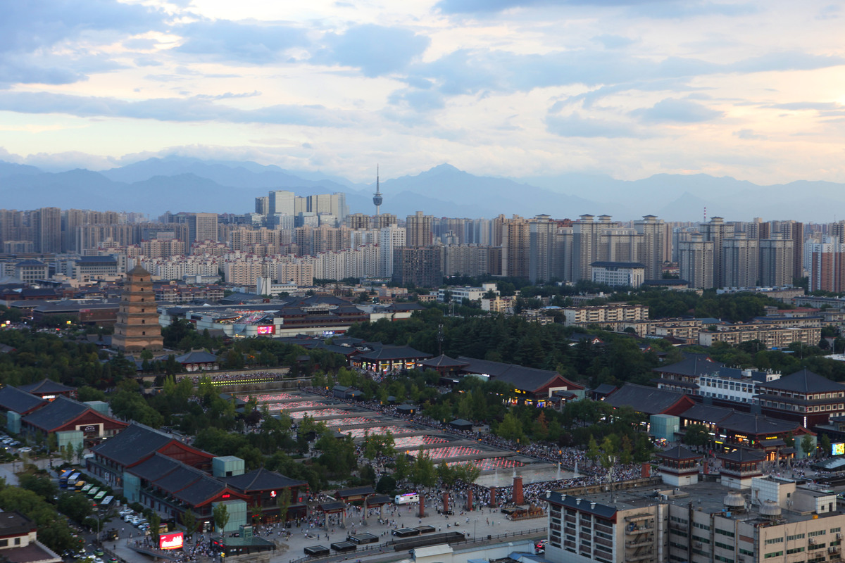 西安雁塔区职业高级中学地址：丈八东路与大雁塔南广场交叉口西北角