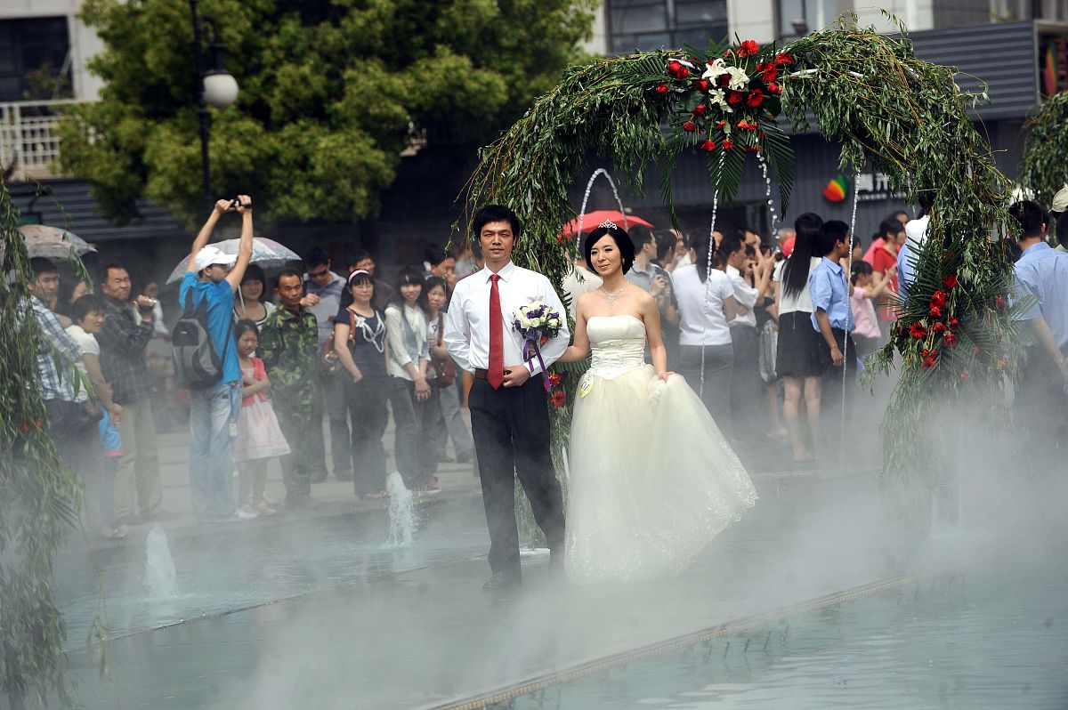 现在年轻人最多少岁结婚最合适