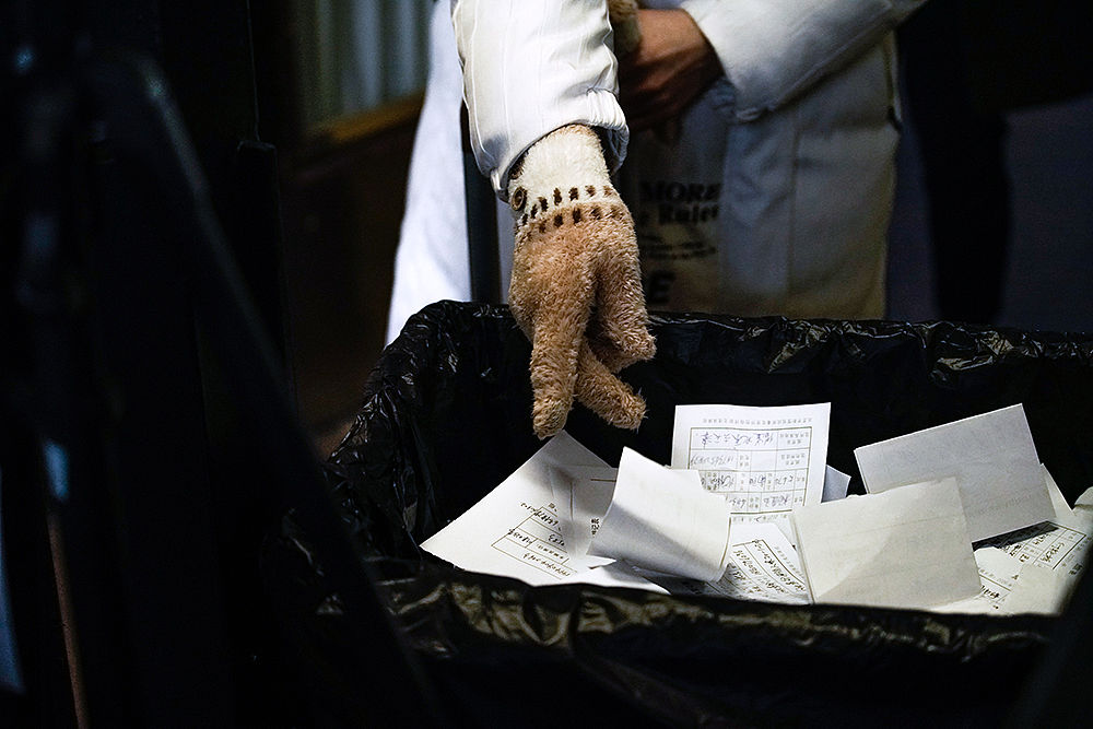写一个网页背景蓝色做一个个人信息登记表标题白色加粗居中表格绿色填写框蓝色姓名不超过5个文字性别是单选按钮不换行爱好是多选框不换行邮箱个人简介默认是123456能上传文件上传按钮是红色显示文字是上传文件提交按钮是黑色提交之后跳转到百度首页使用css做一些样式