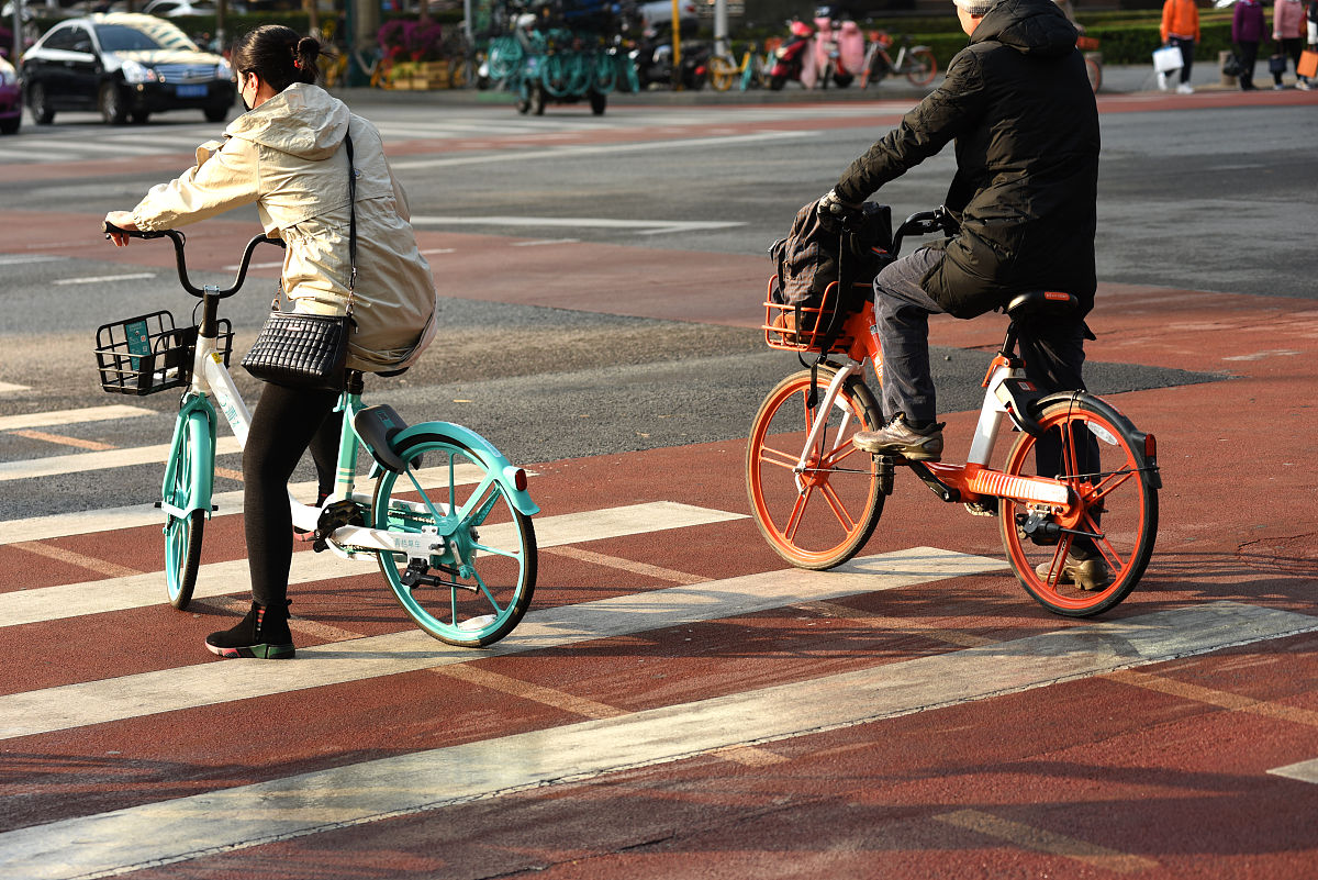 如何用四字成语来幽默的描述骑共享单车快速骑行