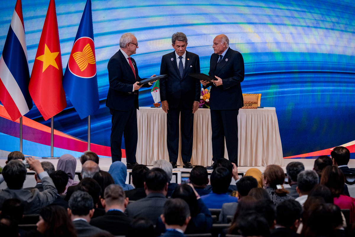 请以翻译与政治的关系为题写一篇不少于三千字的本科论文