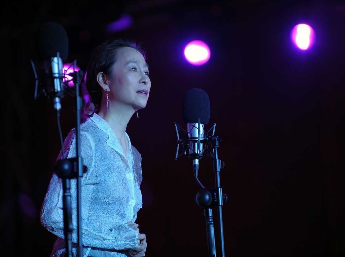 下面是《春》这篇课文 的文字请制作这篇课文的PPT《春》 盼望着盼望着东风来了春天的脚步近了。 一切都像刚睡醒的样子欣欣然张开了眼。山朗润起来了水涨起来了太阳的脸红起来了。 小草偷偷地从土里钻出来嫩嫩的绿绿的。园子里田野里瞧去一大片一大片满是的。坐着躺着打两个滚踢几脚球赛几趟跑捉几回迷藏。风轻悄悄的草软绵绵的。 桃树、杏树、梨树你不让我我不让你都开满了花赶趟儿。红的像火粉的像霞白的像雪。