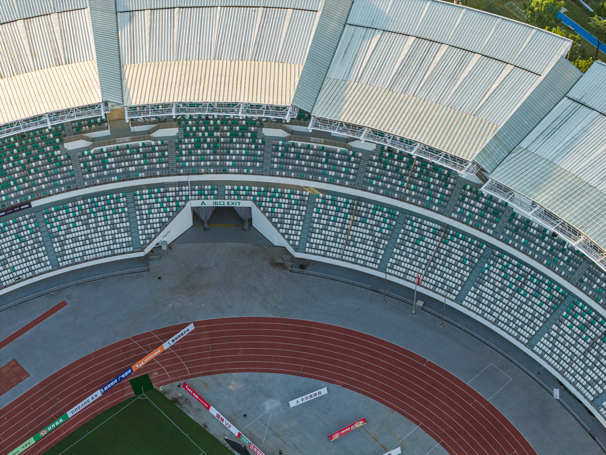 庄严的钢制方形体育馆：现代化建筑的典范