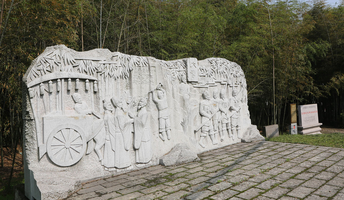2021年3月28日,位于浙江绍兴越城区富盛乌石村,有一块号称"江南第一石