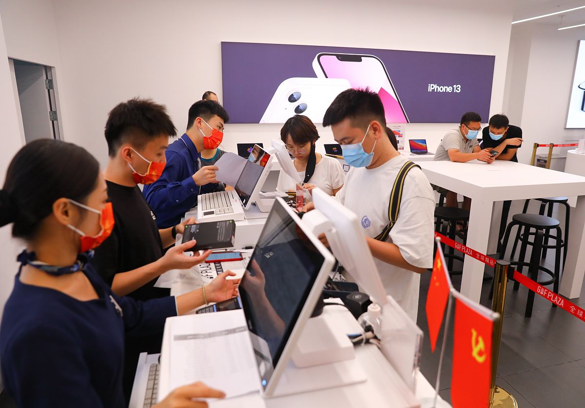 2021年9月29日,消费者在海口日月广场海控全球精品免税城选购苹果13手