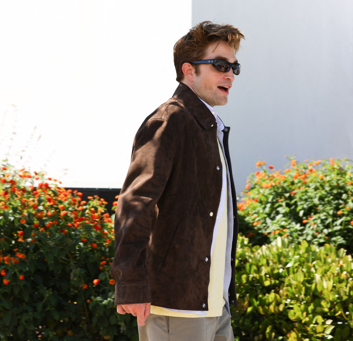 用美式英语写3条关于男士毛绒仿皮草长款外套夹克 灰色 XL产品的正面评论。内容附带评论标题评论单词数量小于40个单词。