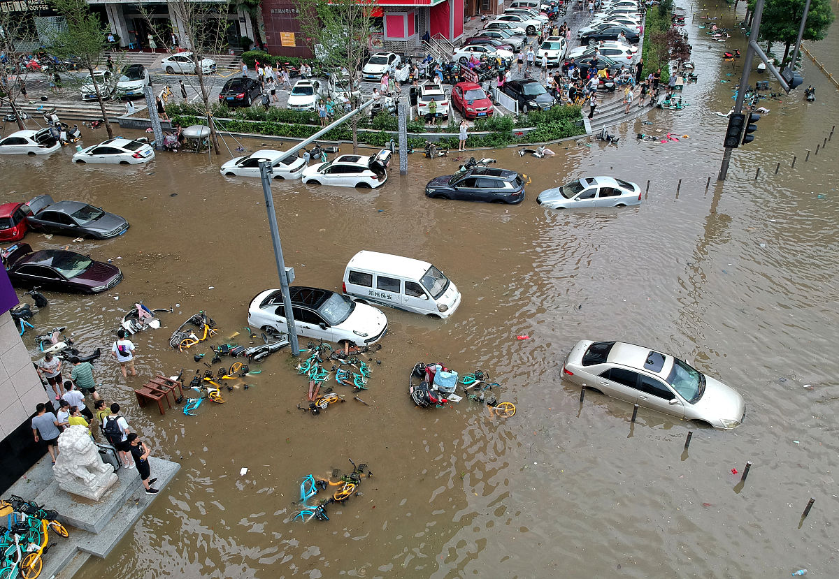 帮我通顺下面的语句：2022720 郑州特大暴雨持续叠加引发了西部山区山洪、泥石流等较为严重的次生灾害4因灾死亡失踪多达380人。