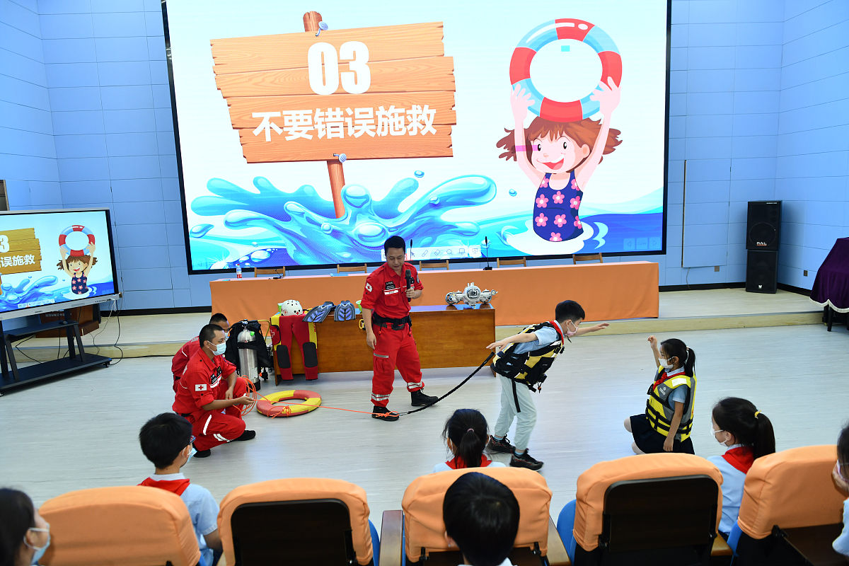 六一儿童节要准备一个课本剧类的节目主题是关于防溺水的参与人数15人请给设计一个合理的剧本包括动作、场景角色分配