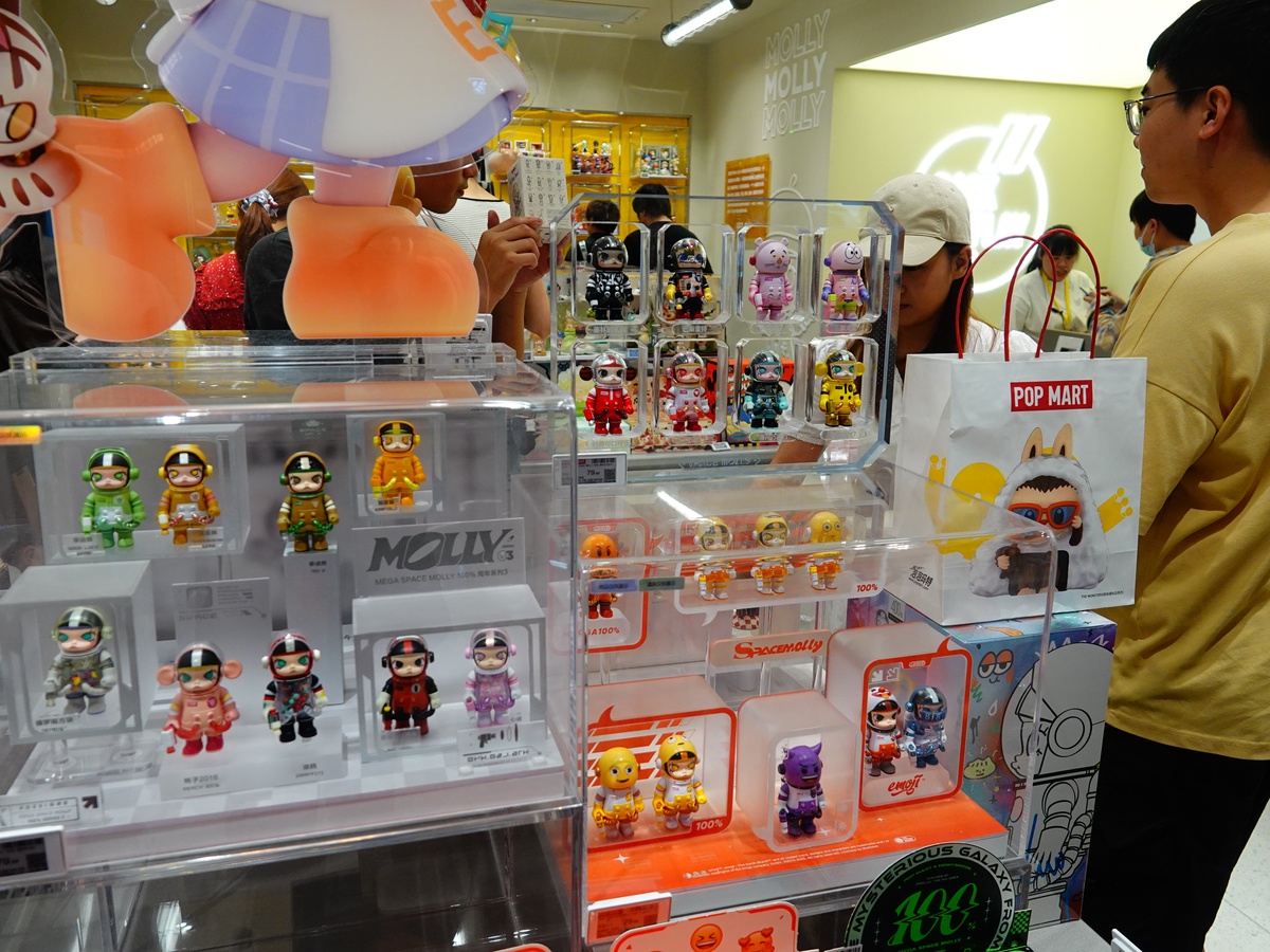 按照中国知网查重标准处理下列文字使其符合知网重复率要求。目前盲盒行业竞争较为激烈据泡泡玛特披露的数据作为中国最大的潮流玩具品牌泡泡玛特 2017-2019三个年度总收入分别为 158亿元、515亿元和 1683亿元；2017-2019年净利润分别为 1569万元、99521万元和 451亿元这意味着泡泡玛特三年营收翻 10倍利润翻 2874倍加上目前线上线下不断融合其销量将会继续增长但泡泡玛特的市