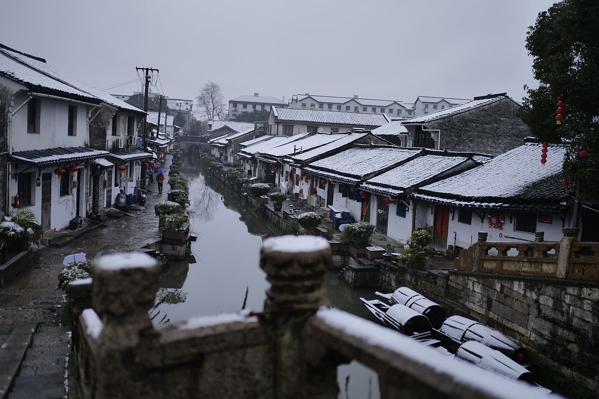 2022年2月23日,浙江绍兴迎来降雪天气,雪后城市一片素净,透露唯美意境