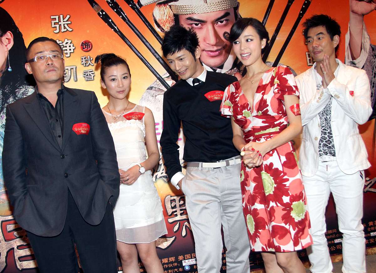 2010年7月6日,上海,电影《唐伯虎点秋香2》新闻发布会.周立波 黄晓明 