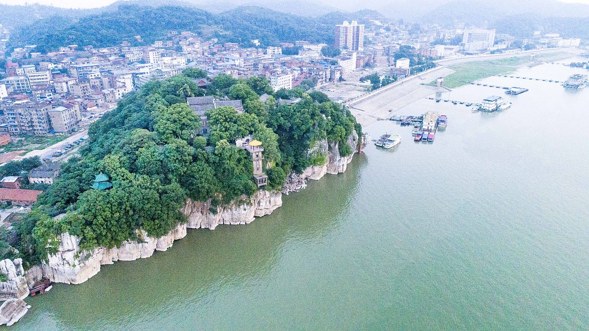 2018年5月24日,位于长江与鄱阳湖交界处的石钟山(无人机拍摄).