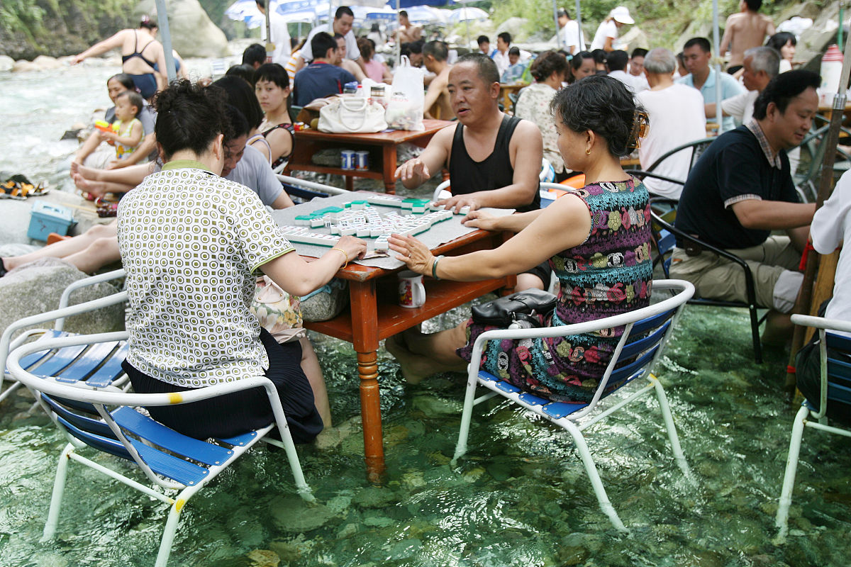 写一段描写盛夏季节乡镇麻将房内部场景