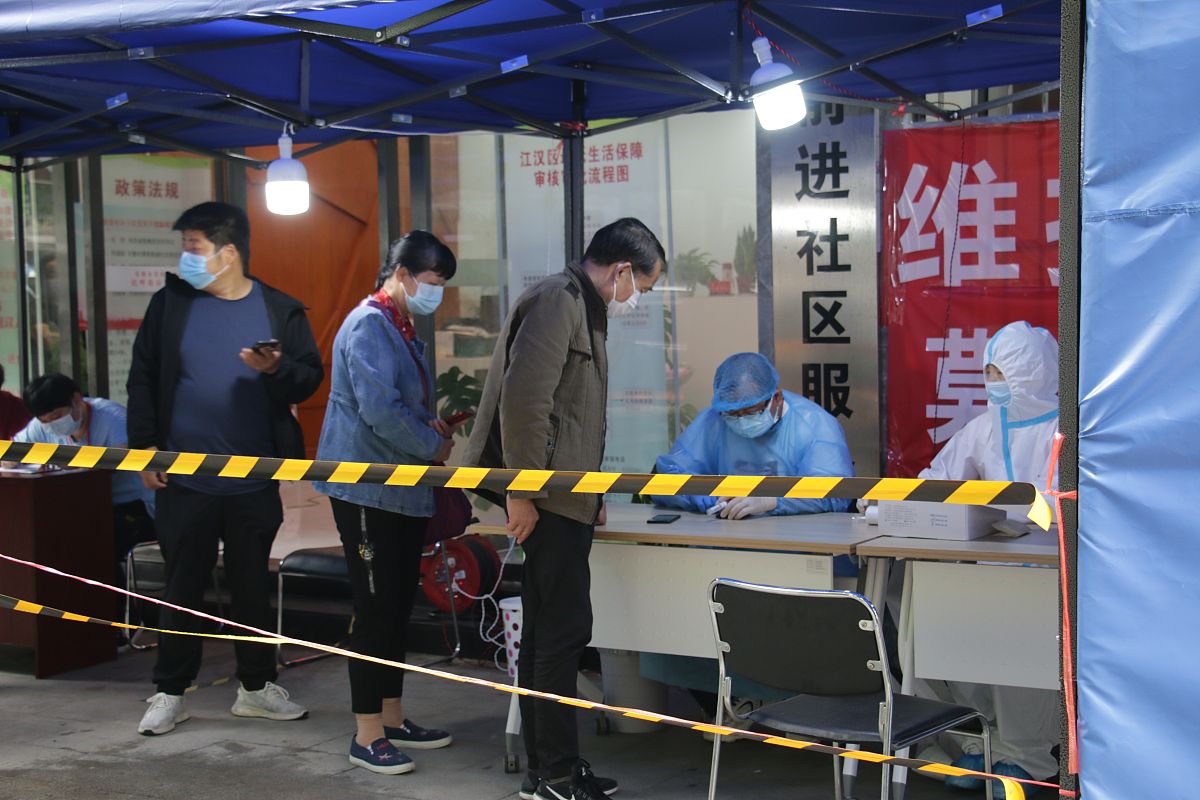 translate to chinese. Supply route drivers will receive site orientation training and be familiarized with their specific loading/unloading locations and procedures.