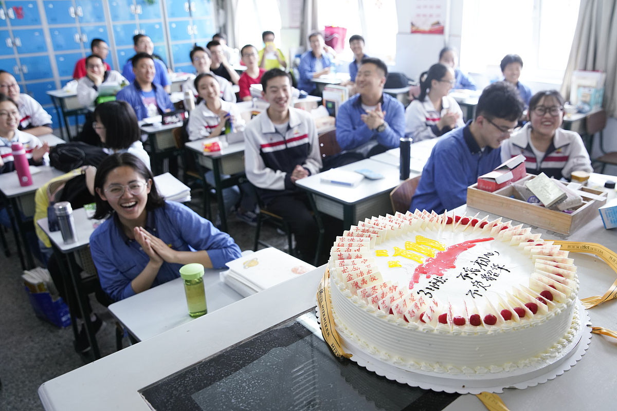 写一个学生和老师的故事 老师给学生送生日蛋糕 感人 200字