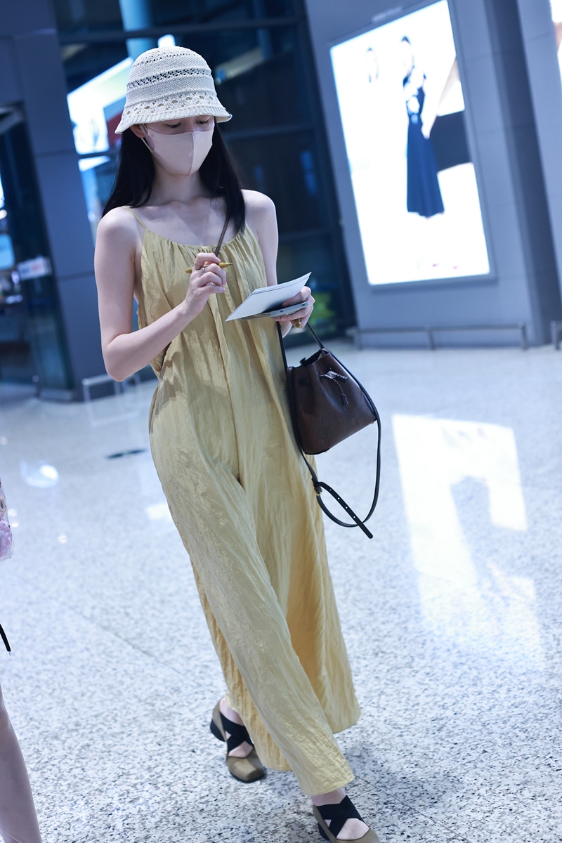 帮我撰写一篇夏日时尚文案。关键词：夏日随性穿搭服饰简约童趣。时尚感印花圆领T恤色彩明亮展现男孩帅气清爽。简约T恤简洁大方宽松廓形修饰身形更显童趣。薄荷绿T恤百搭耐看精选透气纯棉柔软散热。