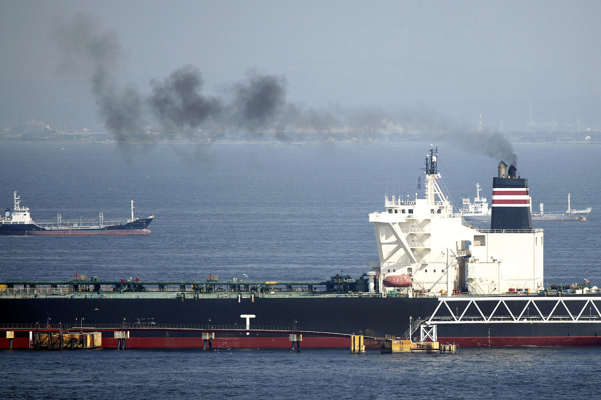 2010年8月22日,日本神奈川县川崎市,油轮停泊在码头.nippon yusen k.k