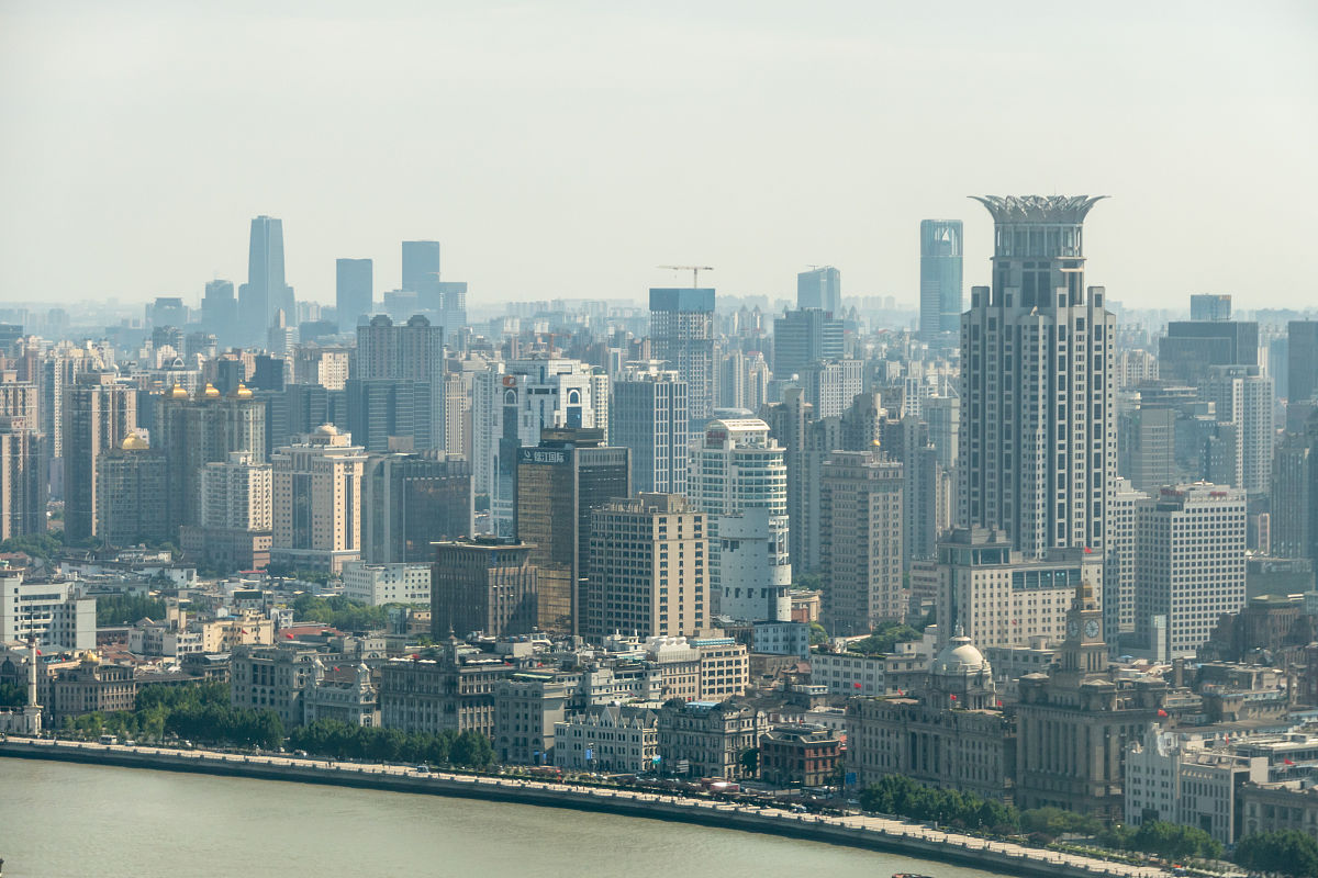 2021年6月21日,上海,在虹口区高空俯瞰外滩和浦西城市风光.