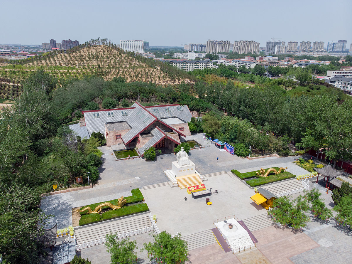 商丘市人民公园绿地违建办公楼：多次叫停，现已合法化？