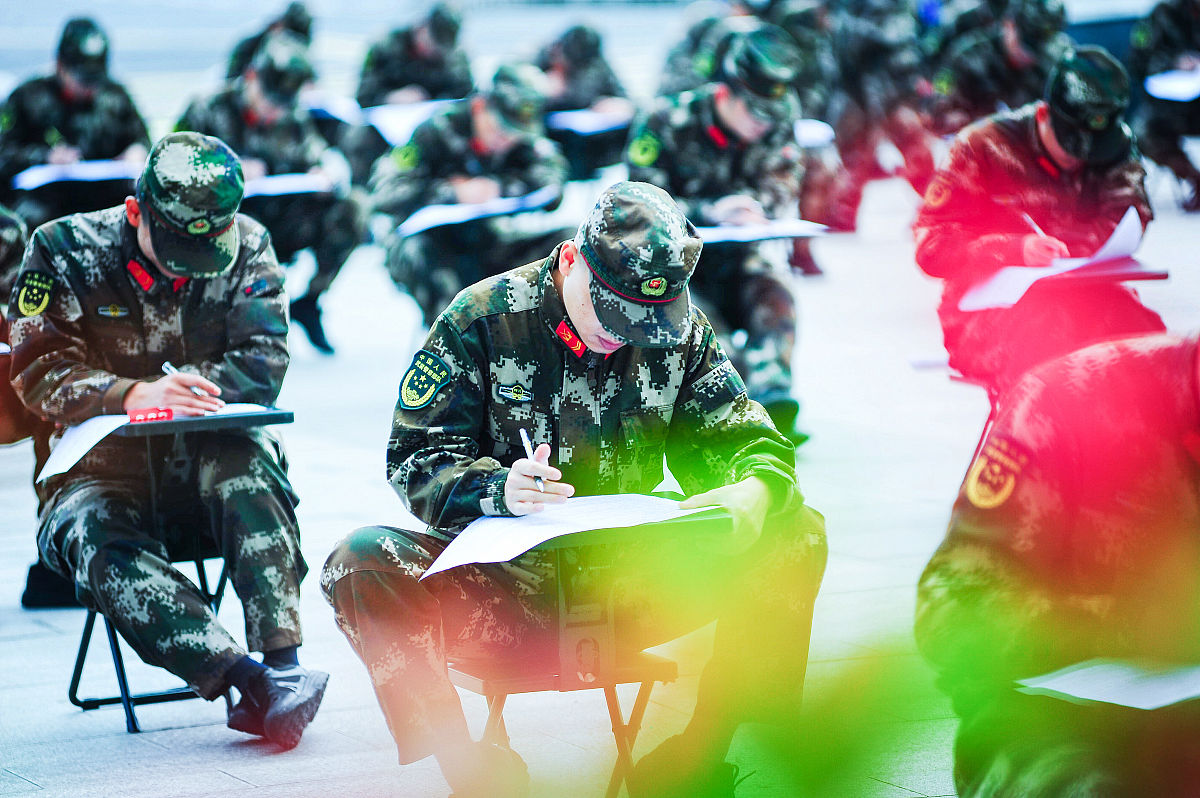2020年10月19日,四川成都,参加汽车驾驶专业鉴定的士兵正在进行理论考