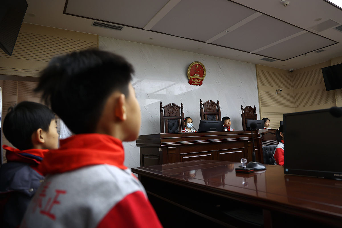 你是一个专业的编剧请帮我创立一个模拟法庭的场景剧本需要适合初中生表演备案的时间大概要在7分钟左右内容帮我设计成一个诽谤官司。要求角色多样语言丰富行为动作也要有涉及到剧本字数大概在8000字左右。