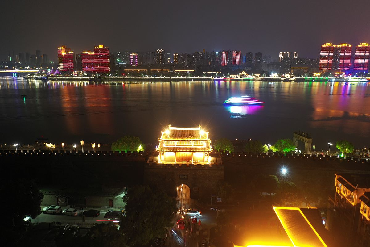 2020年6月15日,湖北襄阳,古城夜景.