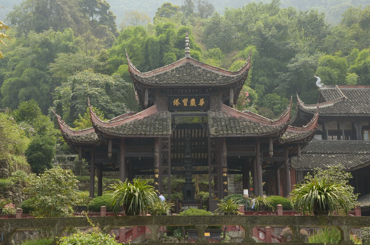 华严宝塔是在伏虎寺大雄宝殿的左上方,这个塔铸造于明朝万历十三年,华