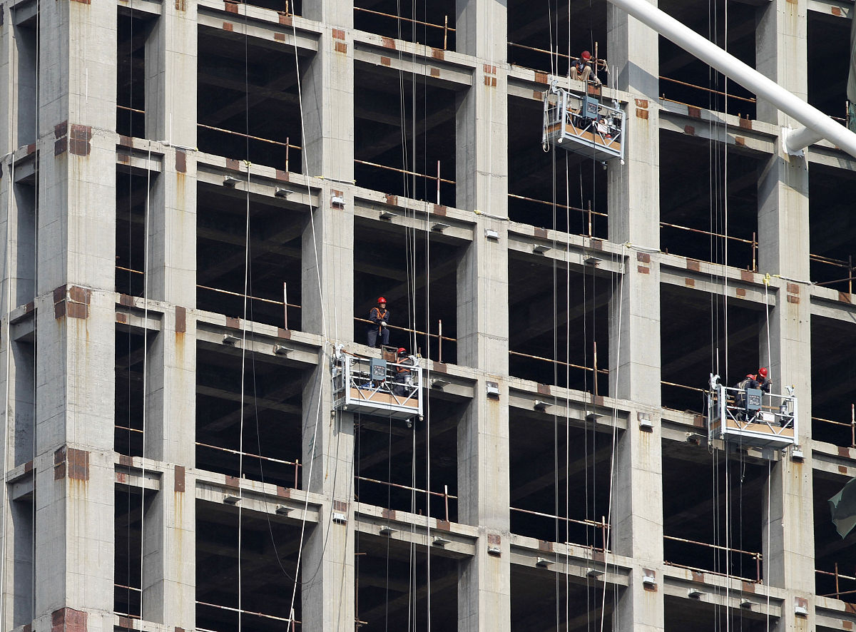 请使下面这段话更有逻辑：随着高层建筑的迅速发展开发出能够适应高层建筑的墙体受到了学者们的关注。高层建筑中的墙体不仅要有良好的受力性能还要尽可能的减轻自重。钢管混凝土剪力墙能够在不增加墙体厚度的前提下有效提升墙体的受力性能在高层建筑中得到了广泛的应用44-48。