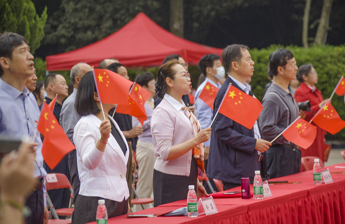国庆节见闻：升旗仪式、文化表演与志愿服务